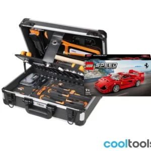 Ontdek alles over Betawinkel op onze homepage 55 Een zwart met zilveren gereedschapskoffer die open kan en allerlei handgereedschap onthult, met een afbeelding van een rode LEGO Speed Champions Ferrari set over een deel van de koffer. Het cooltools-logo staat rechtsonder.
