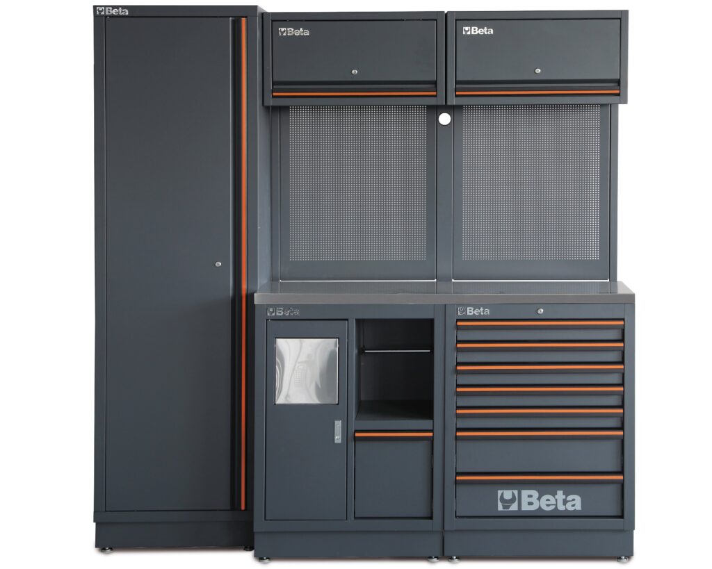 Een set donkergrijze gereedschapskasten van het merk Beta, inclusief een hoge kast, roldeurkasten voor aan de muur, een ladekast en een glazen vitrinekast. Oranje accenten accentueren de handgrepen. Configureer uw Beta RSC45 2.0 werkplaatsinrichting vandaag.