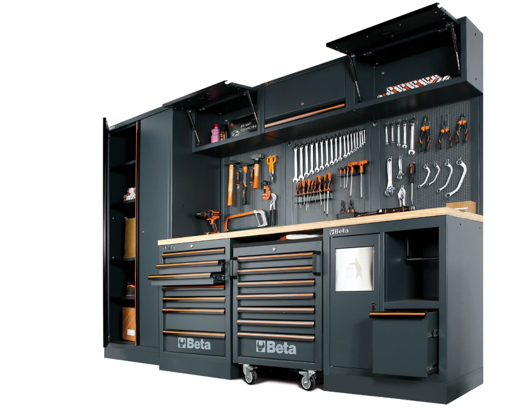 Een goed georganiseerd werkstation voor het opbergen van gereedschap met kasten, laden, planken en een wasbord met netjes gerangschikt handgereedschap. De donkergrijze opstelling met oranje accenten heeft het label Beta-configureer uw Beta RSC45 2.0 werkplaatsinrichting vandaag.